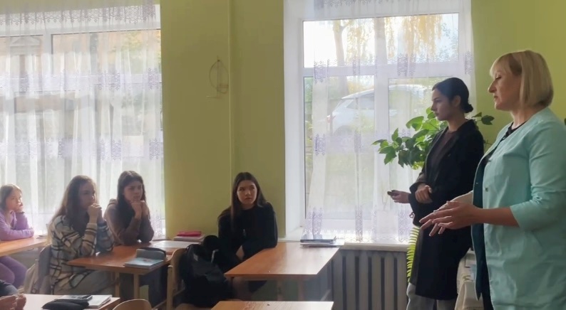 Доцентка Синоруб Галина Петрівна зі студенткою Городецькою Світланою розповідать учням про навчання в ТНПУ